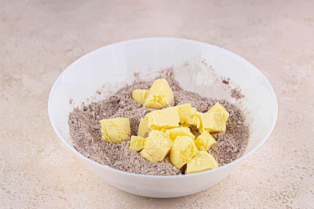 pie crust with cocoa powder
