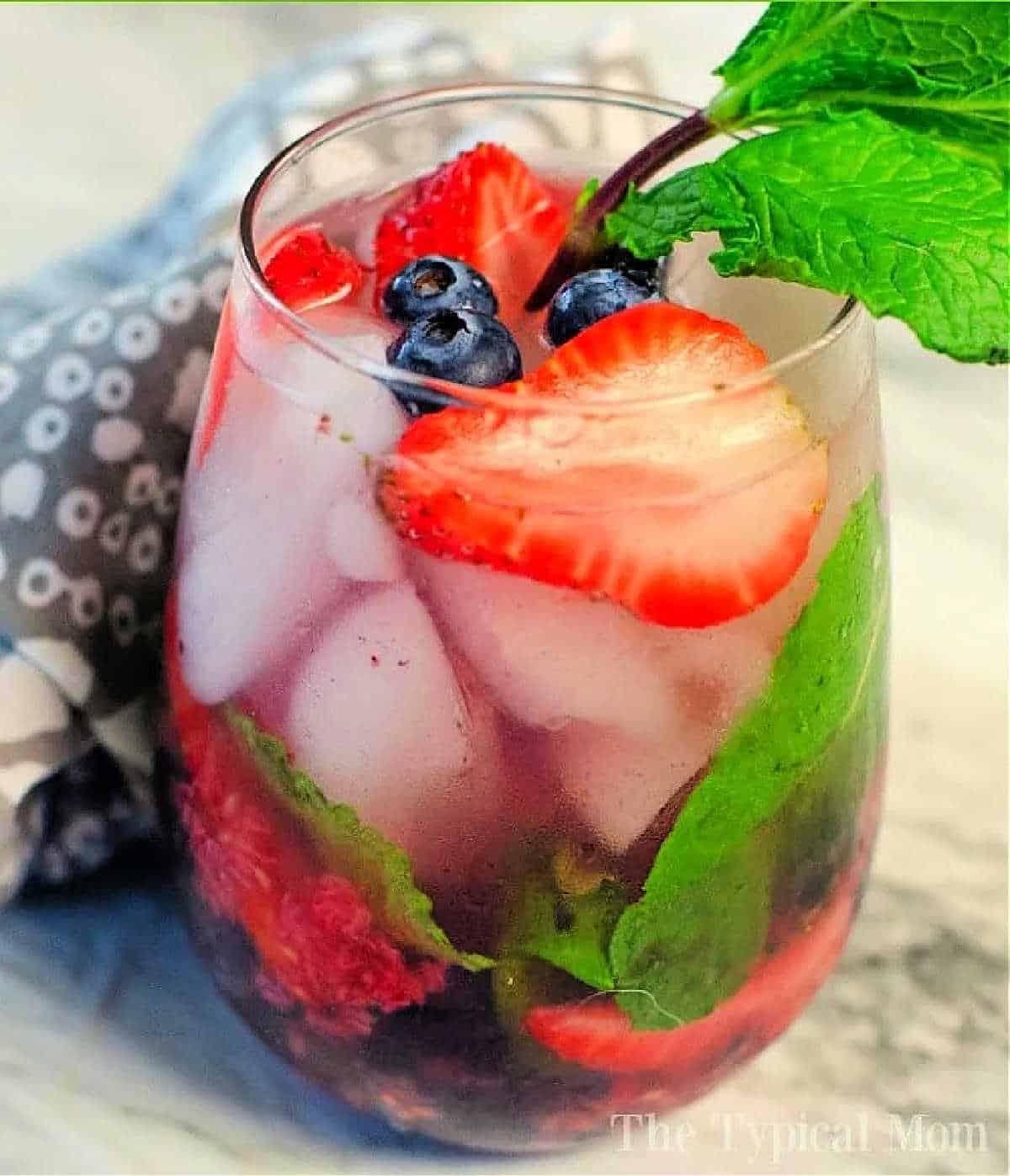 Easy Berry Mojito Drink Recipe
