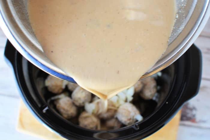Easy Sour Cream Sauce for Meatballs