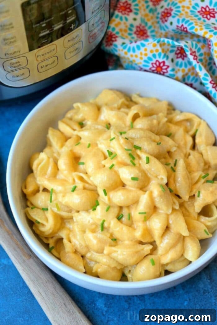 Instant Pot macaroni and cheese: homemade pressure cooker mac and cheese with creamy cheeses, ready in 8 minutes. #instantpot #pressurecooker #macaroniandcheese #macaroni #homemade #crockpotexpress #macandcheese #instantpotrecipes #thetypicalmom Instant Pot macaroni and cheese, perfect pressure cooker mac and cheese with creamy cheeses and optional bacon