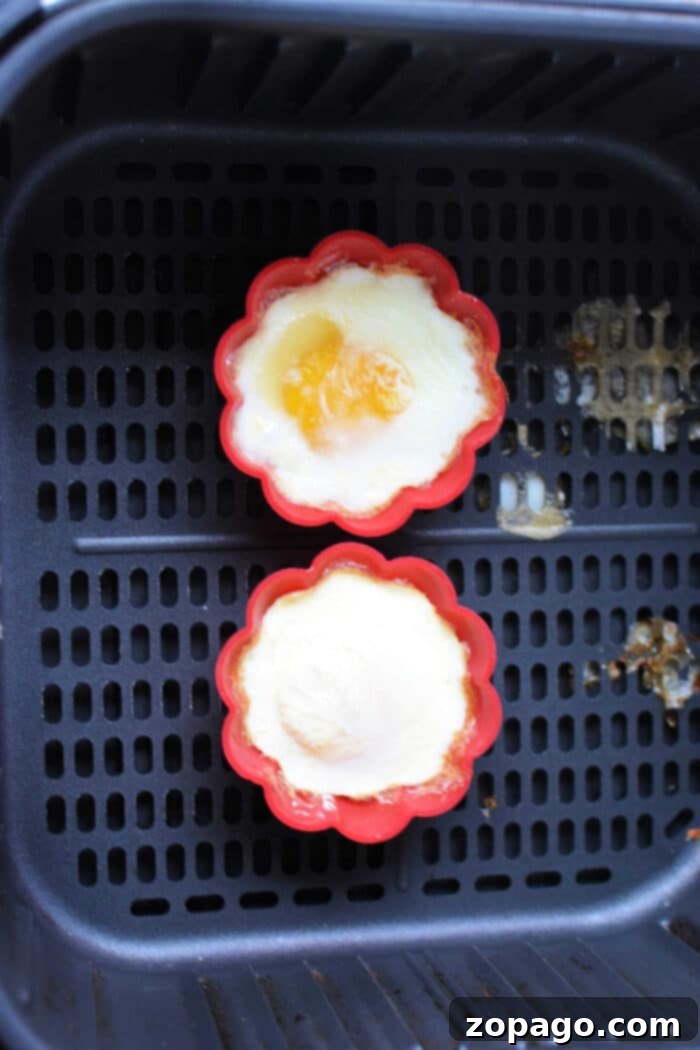 Rafadan Yumurta Pişirme Süresi 6 How to Cook Egg soft boiled - A bowl of soft-boiled eggs, some peeled, showcasing a creamy texture.