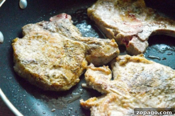 Crockpot pork chops with apples is amazing! You've got to try this easy slow cooker recipe packed with flavor and a healthy recipe all on it's own. #crockpot #slowcooker #porkchops #apples #crockpotrecipes easy crockpot pork chops
