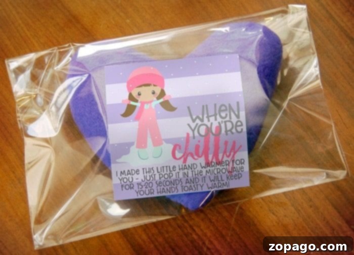 How to make homemade hand warmers filled with rice are the perfect little heating pads for your hands & with this free printable a perfect little gift too! Rice sock in a clear bag with a cute printable tag