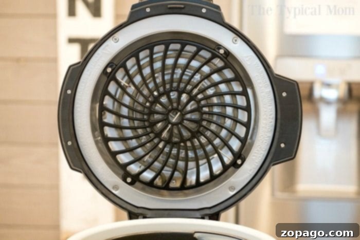 The Ninja Foodi's integrated air fryer lid delivers perfectly crispy results every time. #ninjaairfryer #crispyfood #kitchentech Ninja Foodi's air fryer lid for crispy meals